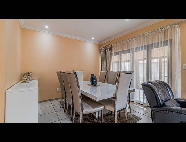 6 BEDROOM HOUSE FOR SALE IN PARKRAND